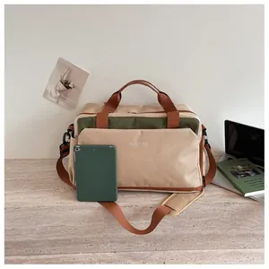Sac de sport grande capacité avec séparation sec-humide à côté d'une tablette
