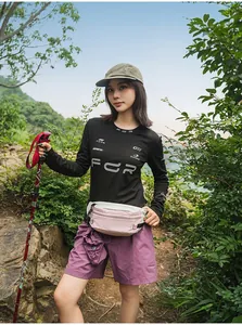 Wasserfeste rosa Outdoor-Gürteltasche zum Wandern und Radfahren an einer Wandrerin
