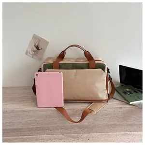 Grand sac de sport présenté avec une tablette rose pour référence de taille