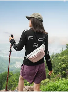 Rosa und graue wasserabweisende Outdoor-Brusttasche, von einer Wanderin getragen