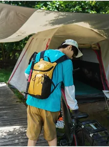 Foto de estilo de vida de un hombre con mochila de senderismo amarilla impermeable en camping.