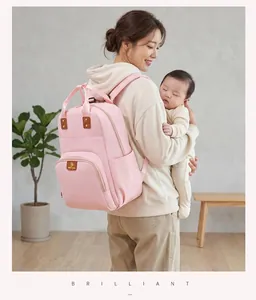 Vista de estilo de vida de madre asiática con mochila de pañales rosa multifuncional