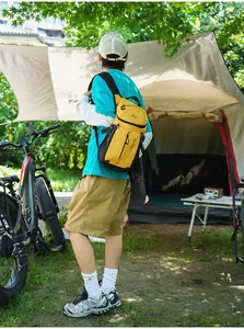 Mochila de senderismo amarilla impermeable ligera en escena de camping con tienda y bici