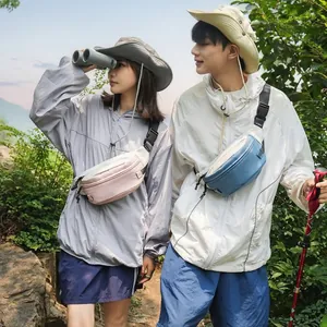 Wasserdichte Outdoor-Brusttasche zum Wandern und Sport, getragen von einem Paar beim Wandern
