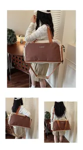 Vues détaillées d'un modèle portant un grand sac de sport beige et marron GUOMISS