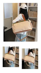 Grand sac de voyage beige pour le fitness et le sport, présenté dans un cadre de vie.
