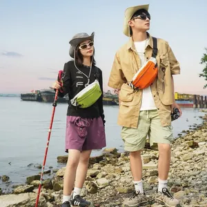 Wasserabweisende Outdoor-Brusttasche zum Wandern und Radfahren in einer natürlichen Szene.