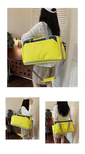 Sac de sport professionnel jaune et bleu avec séparation sec et humide, vue détaillée de l'usage