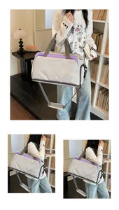 Modèle portant un grand sac de sport gris et violet avec bandoulière réglable