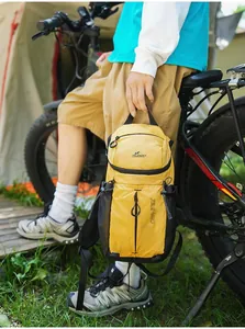 Vista detallada de una mochila amarilla impermeable para exteriores para acampar y caminar