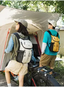 Mochilas de deporte al aire libre ligeras y resistentes al agua en un entorno de camping