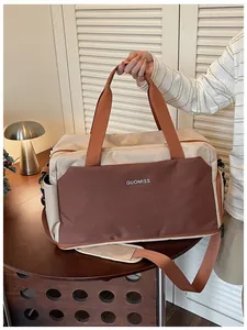Vue détaillée d'un sac de sport bicolore avec le logo GUOMISS sur la poche avant