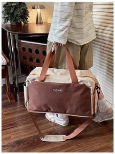 Vue détaillée du grand sac de sport et de fitness en beige et marron de qualité.