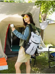Vista detallada de la mochila impermeable para exteriores con patrón de cuadros