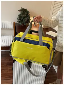 Sac de sport jaune grande capacité sur une valise blanche voyage