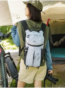 Vista trasera de una mochila ligera e impermeable para exteriores para senderismo y camping