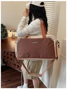 Grand sac de sport marron et beige porté dans un cadre de vie quotidienne élégant
