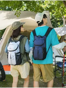 Modelos con mochilas deportivas repelentes al agua en un bosque soleado de camping