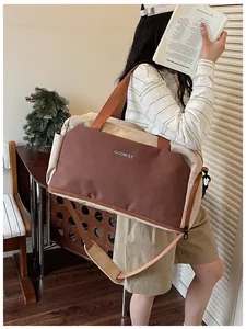 Femme asiatique avec un grand sac de sport marron et beige pour le fitness ou voyage
