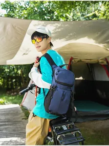 Mochila azul de deportes al aire libre usada por un ciclista en un campamento de montaña
