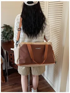 Vue arrière détaillée d'un grand sac de sport et de fitness en beige et marron