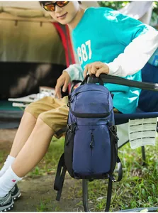 Mochila deportiva impermeable azul para camping y senderismo en un entorno de estilo de vida