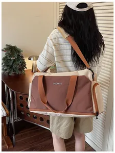 Vue arrière d'une personne portant un grand sac de sport GUOMISS beige et marron bicolore