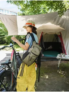 Mochila táctica de exterior para senderismo y ciclismo, en una escena de acampada.