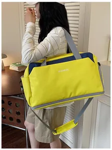 Grand sac de sport jaune avec séparation sec-humide porté par un modèle