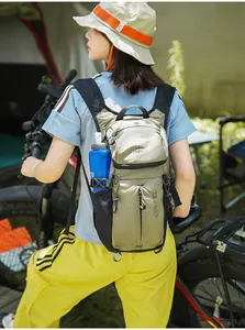 Vista trasera de una mochila de senderismo ligera e impermeable durante una acampada