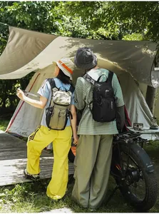 Mochilas de senderismo impermeables en una escena de camping por una pareja joven