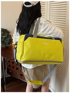Vue détaillée du sac de fitness jaune et marine avec logo GUOMISS porté par un mannequin