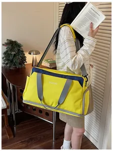 Grand sac de sport jaune avec séparation sec humide étant porté par un mannequin