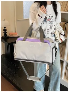 Personne portant un grand sac de sport gris et violet dans une pièce au style moderne.