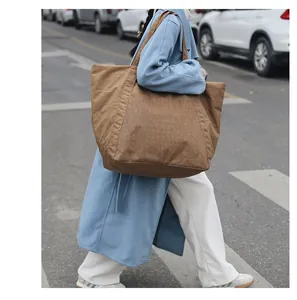 Detailansicht einer großen braunen Shopper-Tasche aus Nylon mit Knitteroptik