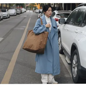 Große braune Nylon-Tragetasche mit Knitteroptik, lässige Schultertasche für Damen.