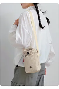 Bolso bandolera ligero de nailon beige para teléfono y botella de agua para deporte