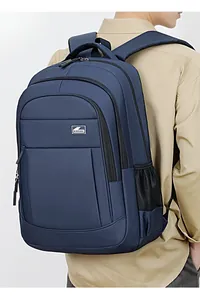Männliches Modell trägt einen großen dunkelblauen Business-Laptop-Rucksack auf Reisen.