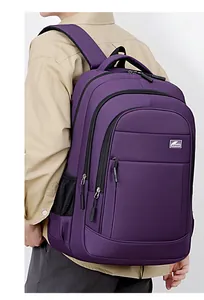 Detailansicht eines großen lila minimalistischen Business-Rucksacks für Herrenreisen