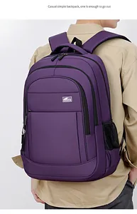 Großer lila Business-Rucksack für Herren an einem lässigen Model-Outfit im Studio.