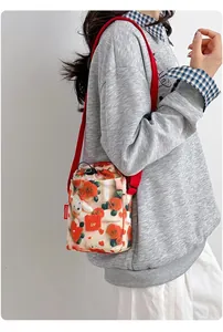 Bolso bandolera informal para móvil con estampado floral de oso y correa roja