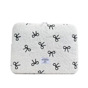 Witte pluche laptoptas met zwart geborduurde strik en stevige ritssluiting voor iPad