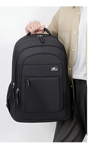 Detailansicht eines großen schwarzen Business-Rucksacks mit Reißverschlussfächern.