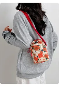 Bolso bandolera floral pequeño para móvil con estampado de rosas y osos en modelo