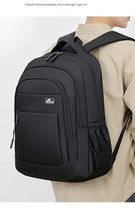 Detailansicht eines schwarzen minimalistischen Business-Laptop-Rucksacks an einem Modell.