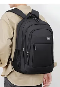 Rückansicht eines Mannes mit großem schwarzem Business-Rucksack für gute Passform.