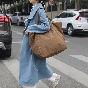 Große braune Nylon-Tragetasche mit Vintage-Faltenoptik und viel Stauraum für Damen unterwegs