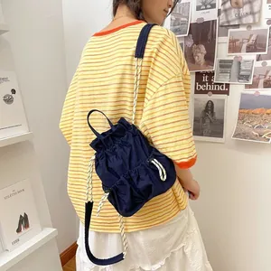 Großer blauer wasserdichter Nylon-Rucksack mit Kordelzug für Damen an einem Modell