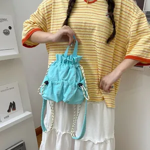 Hellblauer wasserdichter Nylon-Rucksack mit Kordelzug für den täglichen Freizeitgebrauch