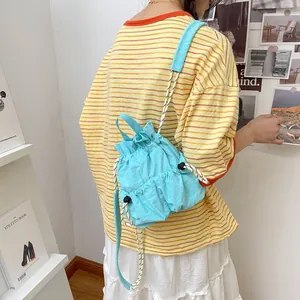 Modischer blauer Nylon-Rucksack mit Kordelzug für Damen als Crossbody-Lifestyle-Bild